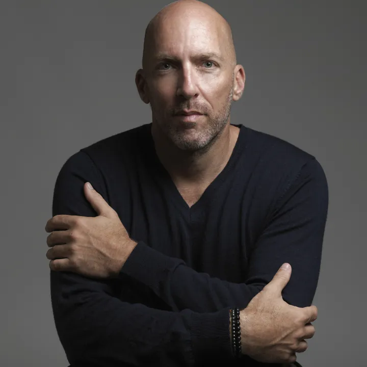 Olivier Gomez (OG), studio portrait, arms crossed