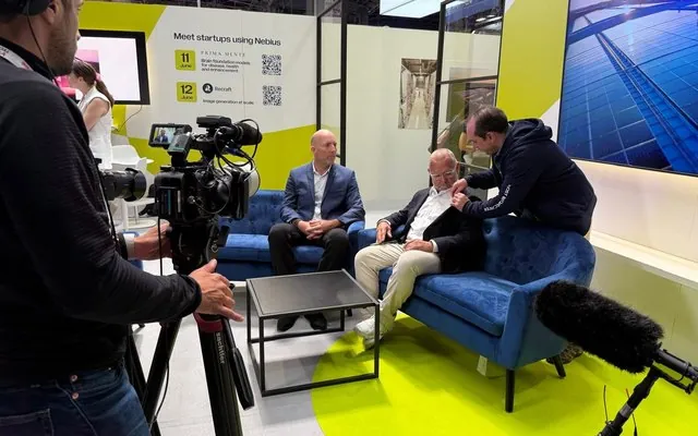 Olivier Gomez lors d'une interview filmée sur le stand Nebius à VivaTech 2025