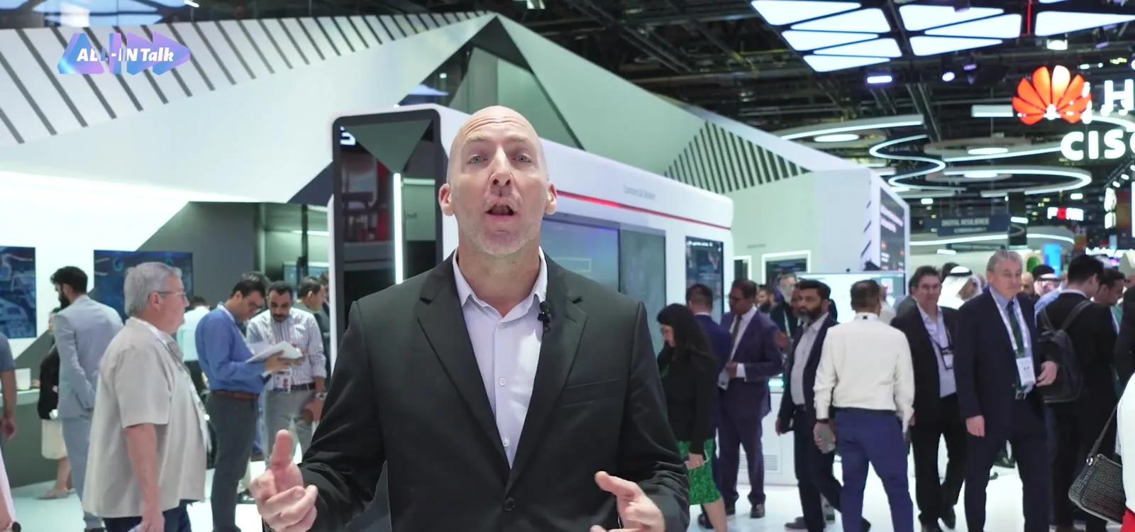 Olivier Gomez presenting on the Huawei booth at GITEX Global 2024 in Dubai