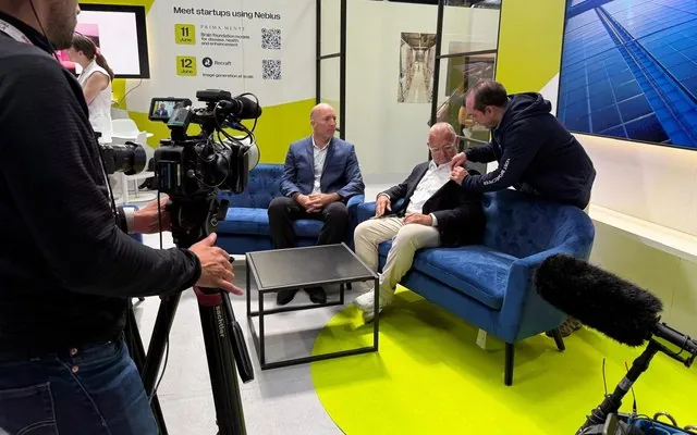 Olivier Gomez lors d'une interview filmée sur le stand Nebius à VivaTech 2025